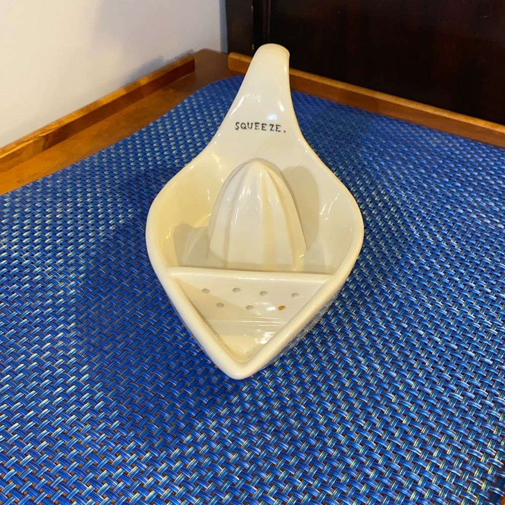 Rae Dunn by Magenta Squeeze Juicer with built in strainer